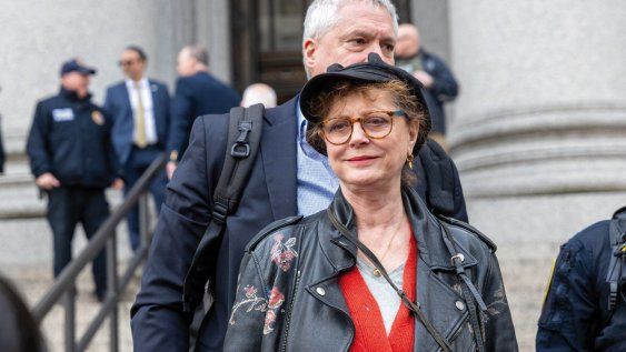 Susan Sarandon protestó frente a un tribunal de Nueva York contra el arresto de Mahmoud Khalil, un estudiante palestino de la Universidad de Columbia Susan Sarandon protestó frente a un tribunal de Nueva York contra el arresto de Mahmoud Khalil, un estudiante palestino de la Universidad de Columbia