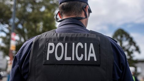 Un policía en calles de Montevideo.