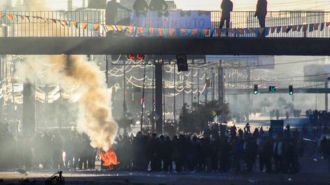 Personas bloquean una avenida este sábado, en El Alto (Bolivia).