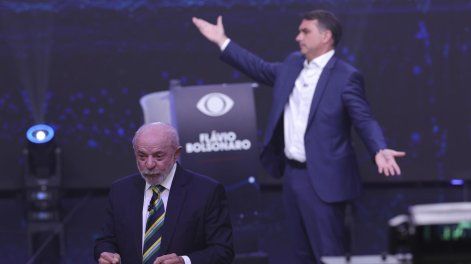 El presidente de Brasil y candidato a la reelección, Luiz Inácio Lula da Silva (i), y el opositor Flávio Bolsonaro, hablan en el primer debate presidencial el domingo 18 de octubre de 2026, en la sede de Rede Bandeirantes en Sao Paulo (Brasil).