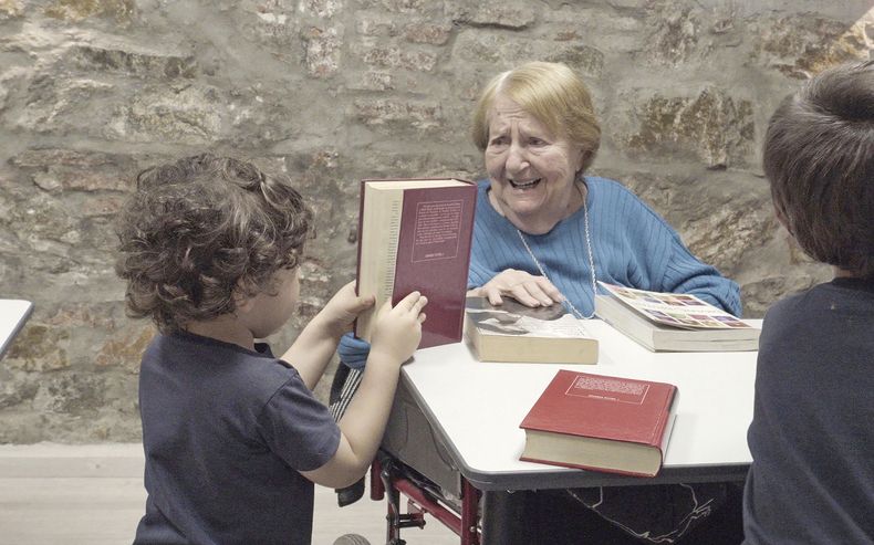 Los niños del centro de educación inicial Hakuna Matata visitan el residencial Vivir Mejor