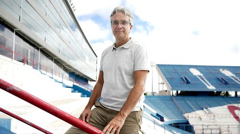 José Decurnex en el Parque Central durante la entrevista con Búsqueda. Foto: Javier Calvelo / adhocFOTOS
