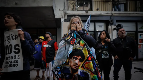 Simpatizantes de Diego Armando Maradona esperan frente a los tribunales de San Isidro.