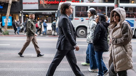 Luis Lacalle Pou camina por la avenida 18 de Julio. Luis Lacalle Pou camina por la avenida 18 de Julio.