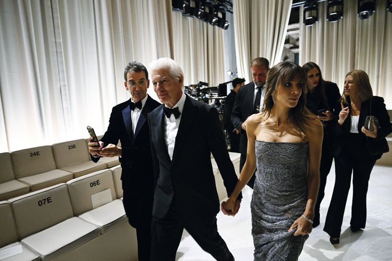 Richard Gere y su esposa Alejandra Silva fueron la pareja más fotografiada de la noche.