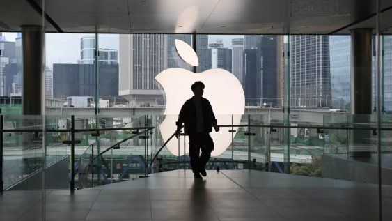 Un cliente camina por una tienda Apple en Hong Kong.