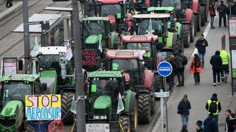 Los agricultores estacionaron sus tractores durante una protesta tras la firma del acuerdo de libre comercio entre la Unión Europea y los países del Mercosur, y en vísperas de la votación sobre la remisión del caso a los tribunales, cerca del Parlamento Europeo en Estrasburgo el 20 de enero de 2026. &nbsp;