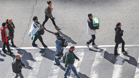 Búsqueda | Cruce peatonal. Foto: Santiago Mazzarovich, adhocFOTOS