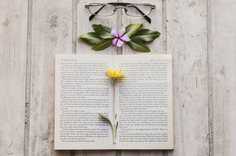 libro-abierto-con-flor-adentro-y-gafas (1)