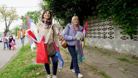 Blanca Rodríguez y Cristina Lustemberg durante una jornada puerta a puerta en Montevideo