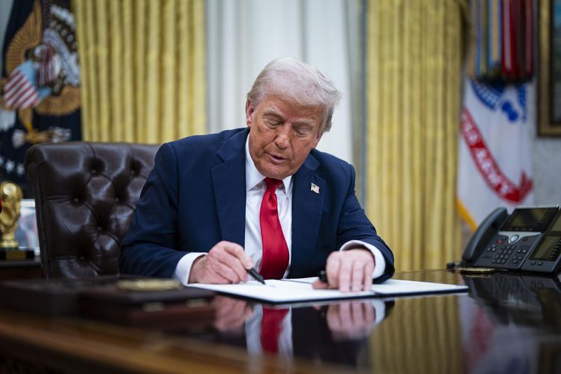 El presidente de Estados Unidos, Donald Trump, firma una orden ejecutiva