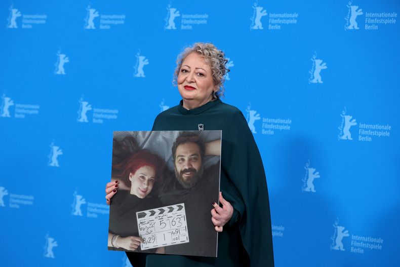 Lili Farhadpour, protagonista de Un pastel para dos, lleva una foto en homenaje a los directores de la película, Maryam Moghadam y Behtash Sanaeeha, en el Festival de Cine de Berlín