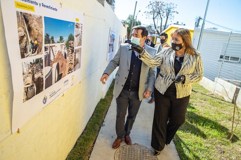 Rody Macías e Irene Moreira durante la entrega de viviendas del Plan Juntos en el barrio Campo Galusso de la Unión, Montevideo. Foto: Mauricio Zina / adhocFOTO