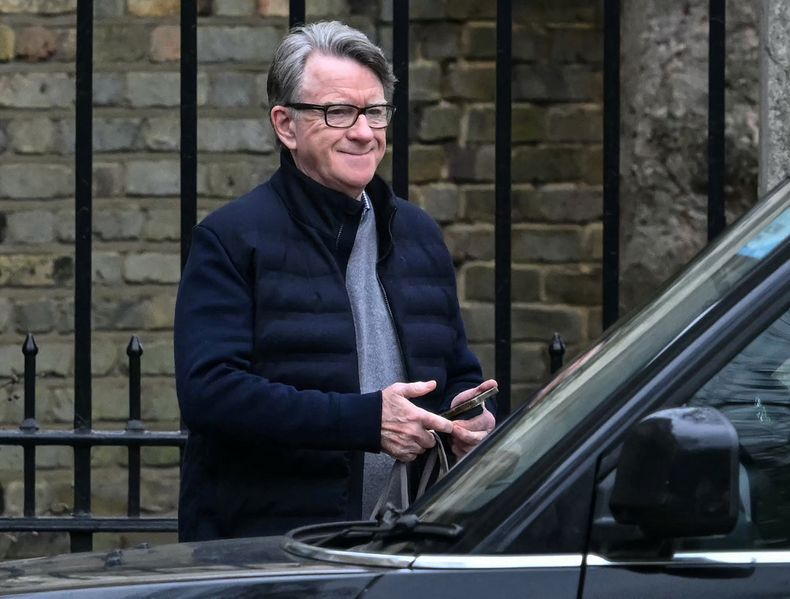 Peter Mandelson aparece en la imagen cuando sale de su residencia en el centro de Londres el 21 de febrero de 2026.