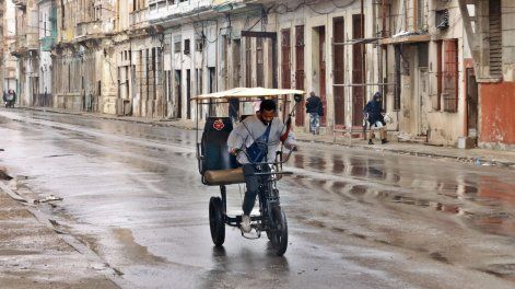Un hombre conduce un bicitaxi por una calle este domingo, en La Habana (Cuba)
