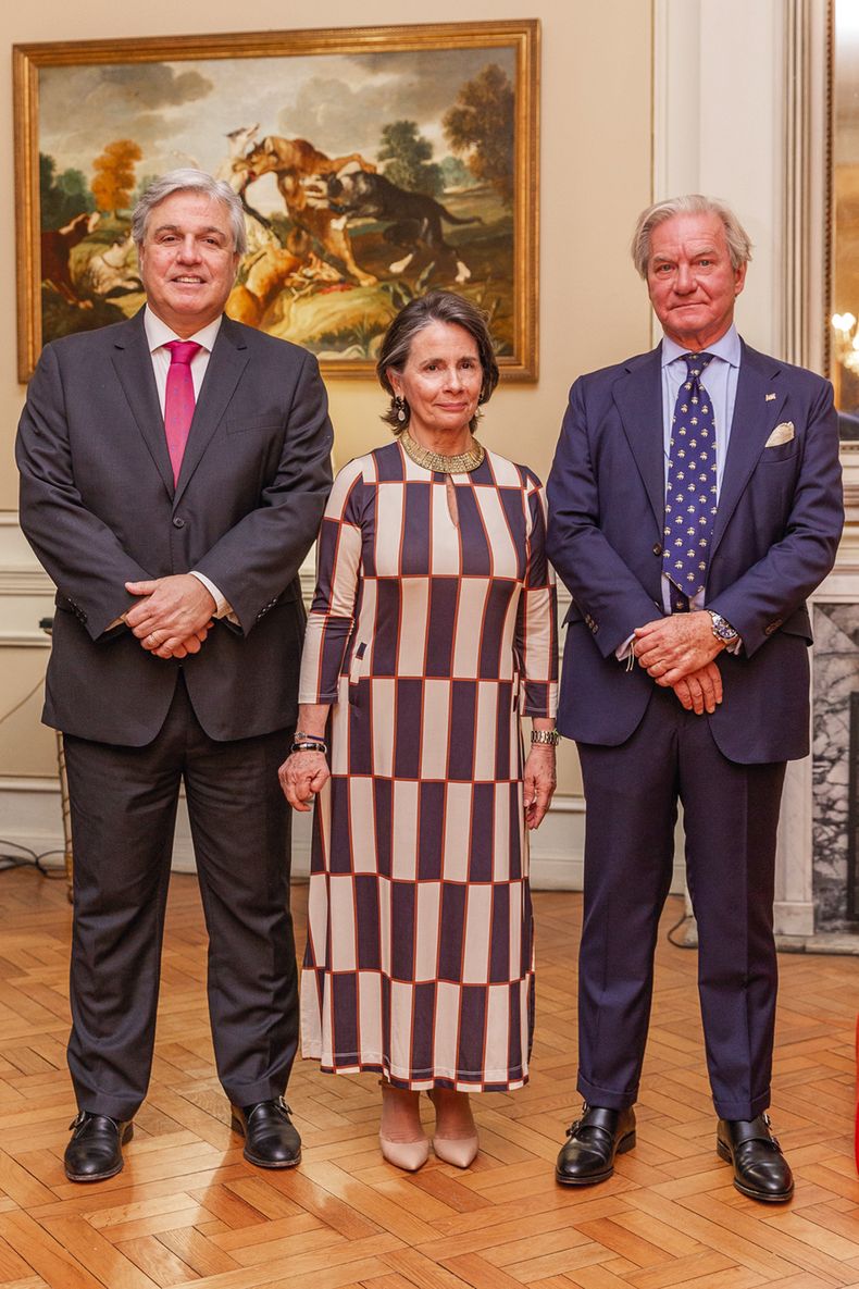 El canciller Francisco Bustillo, Covadonga Prego y el embajador de España José Javier Gómez-Llera