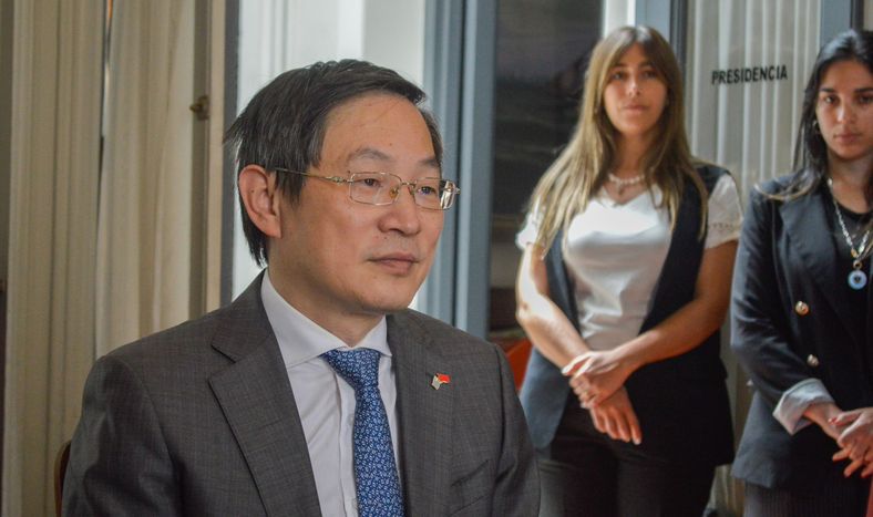 Visita a la Junta Departamental de Montevideo del Embajador chino en Uruguay, Huang Yazhong