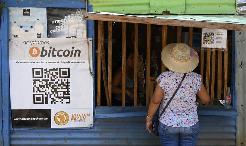 Una mujer compra en una tienda que acepta bitcoins en El Zonte, La Libertad, El Salvador. Foto: AFP.