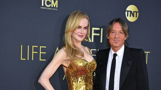 Nicole Kidman llegó acompañada de su esposo Keith Urban para recibir el premio a la trayectoria 2024 que entrega el American Film Institute. AFP