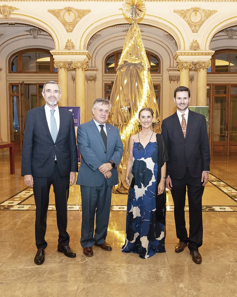 Presidente ejecutivo de BBVA Alberto Charro, ministro de Relaciones Exteriores Omar Paganini, vicepresidenta de la Cámara de Comercio Francesa Carolina Gianola y director ejecutivo de la Cámara de Comercio Francesa Jean-Charles Joachim