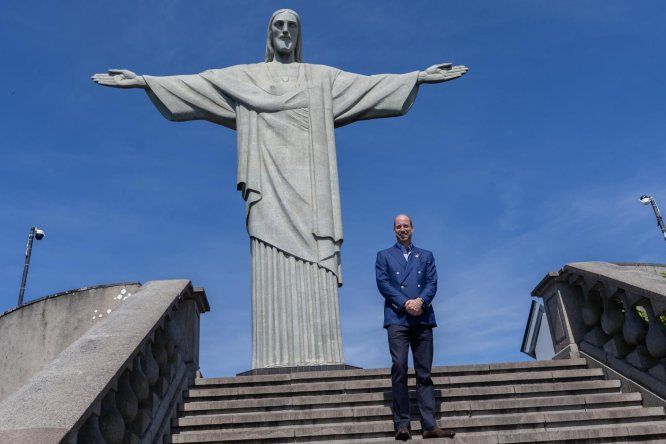 El príncipe de Gales, Guillermo, posa durante su última actividad turística en el Cristo Redentor antes de viajar a Belém para pronunciar un discurso en la COP30 este miércoles, en Rio de Janeiro.