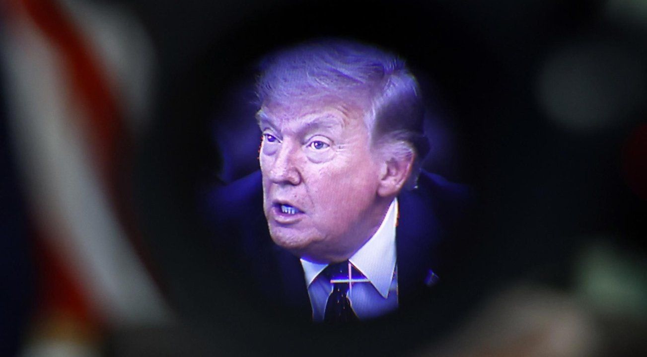 Donald Trump habla con los medios de comunicación en el Despacho Oval de la Casa Blanca, el 23 de abril de 2026.