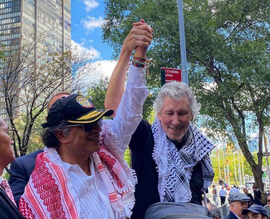 Gustavo Petro junto a Roger Waters y manifestantes en Nueva York.