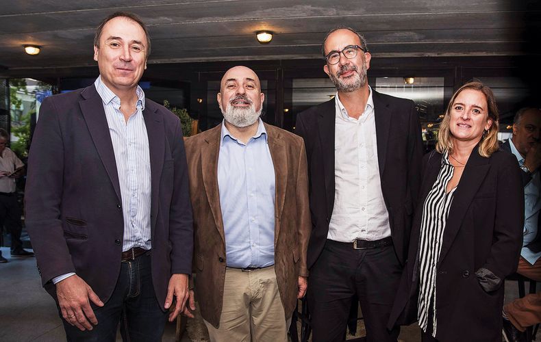 Iván Kirichenko, de Búsqueda gerente general Daniel Mendiverry y director periodístico Andrés Danza y editora jefa de Galería Carolina Villamonte