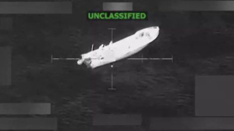 Captura de un video difundido por el secretario de Defensa de EE. UU., Pete Hegseth, el 10 de noviembre de 2025, en el que asegura que se aprecia el momento en que dos supuestas narcolanchas son atacadas por las fuerzas estadounidenses en el Pacífico oriental.