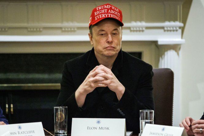 Elon Musk en una reunión con Donald Trump y miembros de su gabinete en la Sala del Gabinete de la Casa Blanca