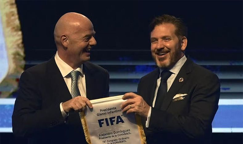 Gianni Infantino, presidente de la FIFA, junto a Alejandro Domínguez, presidente de la Conmebol