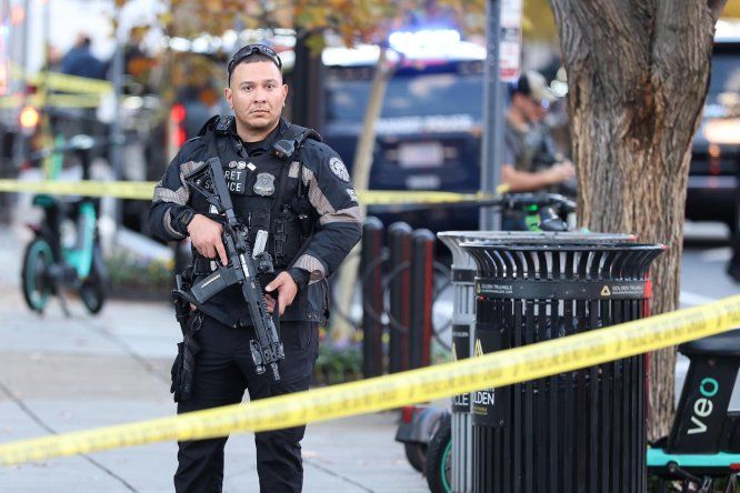 Un agente del Servicio Secreto de los Estados Unidos vigila cerca de la Casa Blanca luego de un tiroteo este miércoles, en Washington.