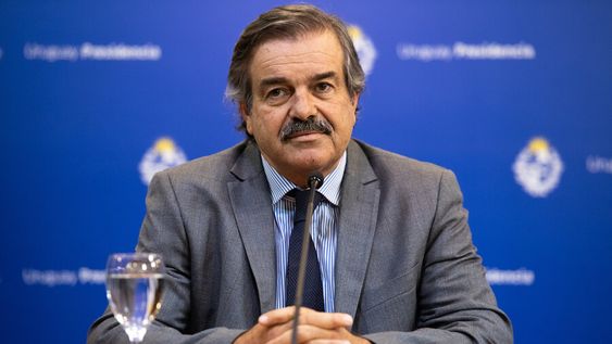 Carlos María Uriarte durante una conferencia de prensa en Torre Ejecutiva. Foto: Santiago Mazzarovich / adhocFOTOS Carlos María Uriarte durante una conferencia de prensa en Torre Ejecutiva. Foto: Santiago Mazzarovich / adhocFOTOS