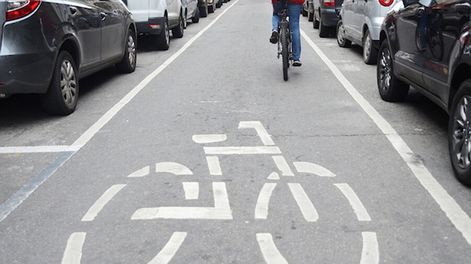 Circulación de bicicletas en la Ciudad Vieja. Foto: Pablo Vignali, adhocFOTOS