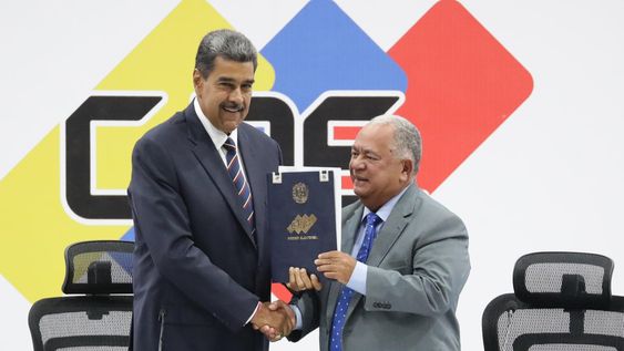 El presidente de Venezuela, Nicolás Maduro (i), y el presidente de Consejo Nacional Electoral (CNE), Elvis Amoroso, sostienen el acta de juramentación del presidente electo este lunes, en Caracas (Venezuela) El presidente de Venezuela, Nicolás Maduro (i), y el presidente de Consejo Nacional Electoral (CNE), Elvis Amoroso, sostienen el acta de juramentación del presidente electo este lunes, en Caracas (Venezuela)