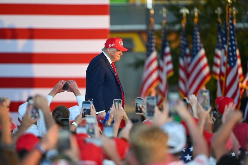 El presidente estadounidense, Donald J. Trump, abandona el escenario tras un mitin en el recinto ferial estatal de Iowa, en Des Moines, Iowa, EE. UU., el 3 de julio de 2025