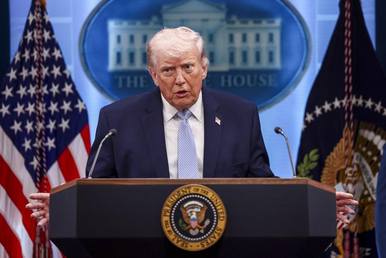 El presidente estadounidense Donald Trump responde a una pregunta de los medios de comunicación durante una rueda de prensa sobre Irán desde la Casa Blanca, el 6 de abril de 2026.