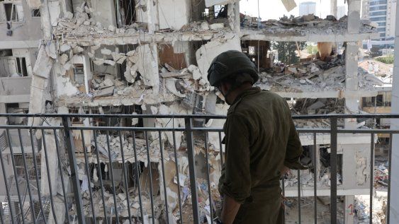 Un soldado israelí inspecciona los escombros en el lugar donde se produjo un ataque con misiles iraníes durante la noche en Bat Yam el 15 de junio de 2025 &nbsp;