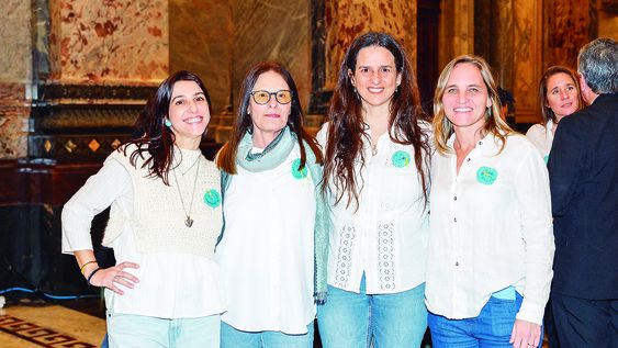 De Mujeres Activan por La Paz: Eliane Bergazyn, Esther Feldman, Déborah Friedmann y Maia Kolberg. De Mujeres Activan por La Paz: Eliane Bergazyn, Esther Feldman, Déborah Friedmann y Maia Kolberg.