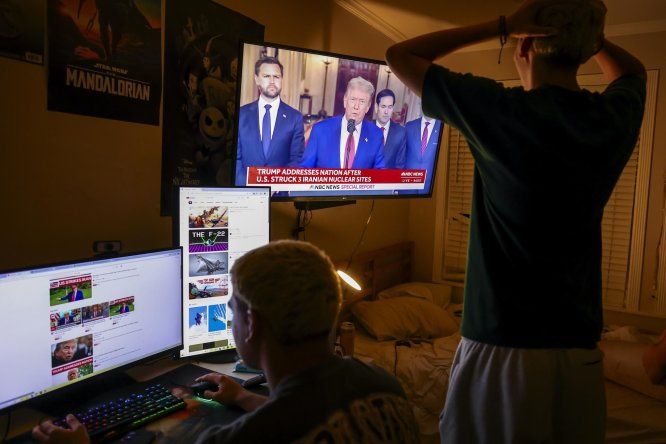 Jóvenes observan al presidente estadounidense Donald Trump dirigirse a la nación tras el ataque estadounidense a las instalaciones nucleares de Irán, en Miami, Florida, EE. UU., el 22 de junio de 2025