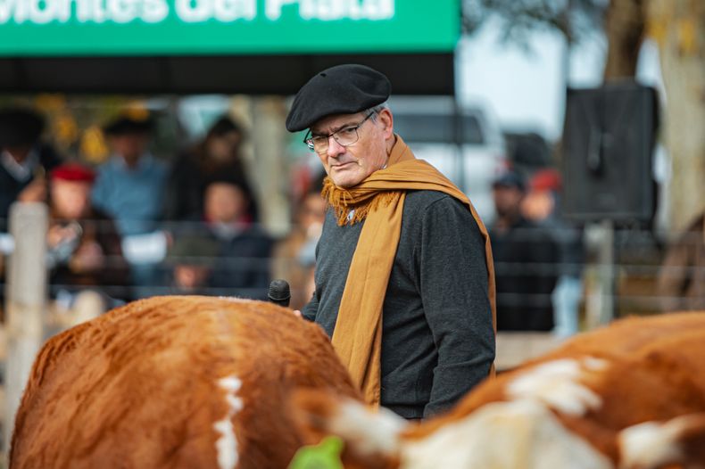 Leyenda: El jurado Santiago Bordaberry durante las calificaciones de la Expo Nacional Hereford en Rivera.