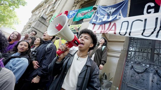 Gerónimo Sena durante la ocupación en el liceo IAVA en Montevideo. Foto: Javier Calvelo / adhocFOTOS Gerónimo Sena durante la ocupación en el liceo IAVA en Montevideo. Foto: Javier Calvelo / adhocFOTOS