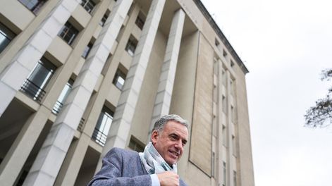 El presidente Yamandú Orsi, frente a la sede de la Administración Nacional de Puertos, junto a la terminal portuaria de Montevideo.