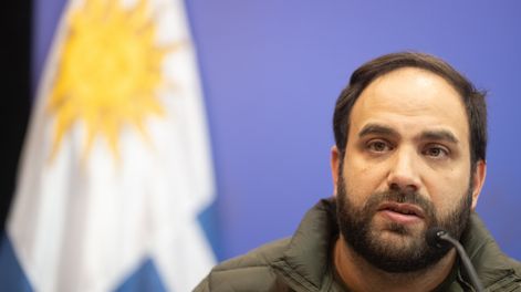 Gonzalo Civila durante la conferencia de prensa luego de declarar alerta roja meteorológica, en Torre Ejecutiva