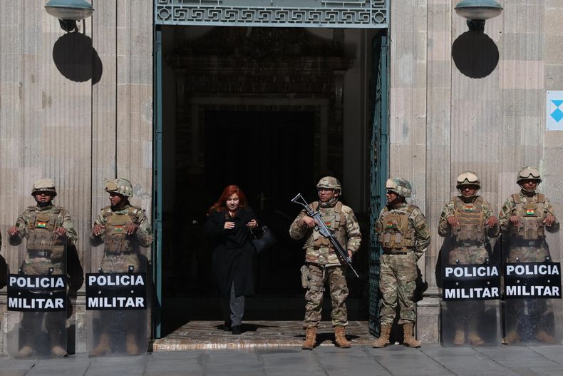 Integrantes de la Policía Militar custodian el ingreso al Palacio de Gobierno, en La Paz, 2 de junio de 2026.