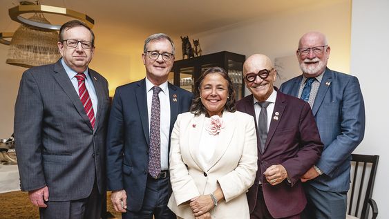 Percy E. Downe, Michael L. MacDonald, embajadora de Canadá Carmen Sorger, René Cormie y Richard Cannings Percy E. Downe, Michael L. MacDonald, embajadora de Canadá Carmen Sorger, René Cormie y Richard Cannings