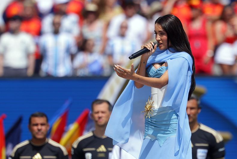 María Becerra canta el himno nacional argentino antes de la final de la Copa Mundial de la FIFA 2026.