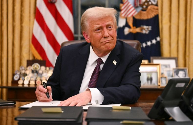 Donald Trump, en su despacho en la Casa Blanca, firmando las primeras resoluciones de su segundo mandato