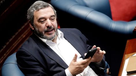 Mario Bergara durante una sesión de la Cámara de Senadores en el Palacio Legislativo en Montevideo. Foto: Javier Calvelo / adhocFOTOS