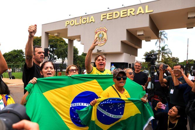 Simpatizantes del expresidente de Brasil Jair Bolsonaro se manifiestan frente a la sede de la Policía Federal de Brasilia (Brasil).